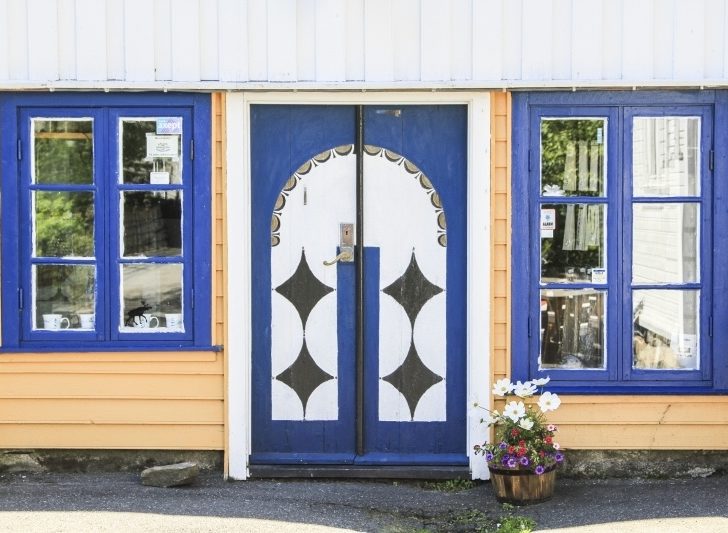 A colorful decorated door in Sogndals-Strand, the cutest Town in Norway.