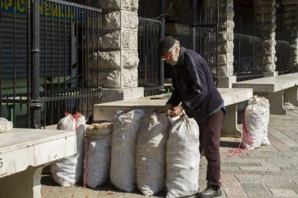 Old man in packing up his wares at the Kotor market.