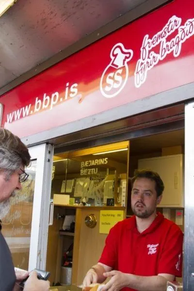 Jim buys a hot dog from the famous Bæjarins Beztu Pylsur in Reykjavik.
