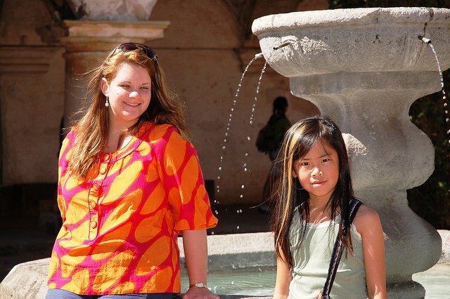 Sophie and daughter at fountain.