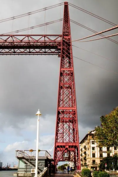 A moody photo of the bridge.