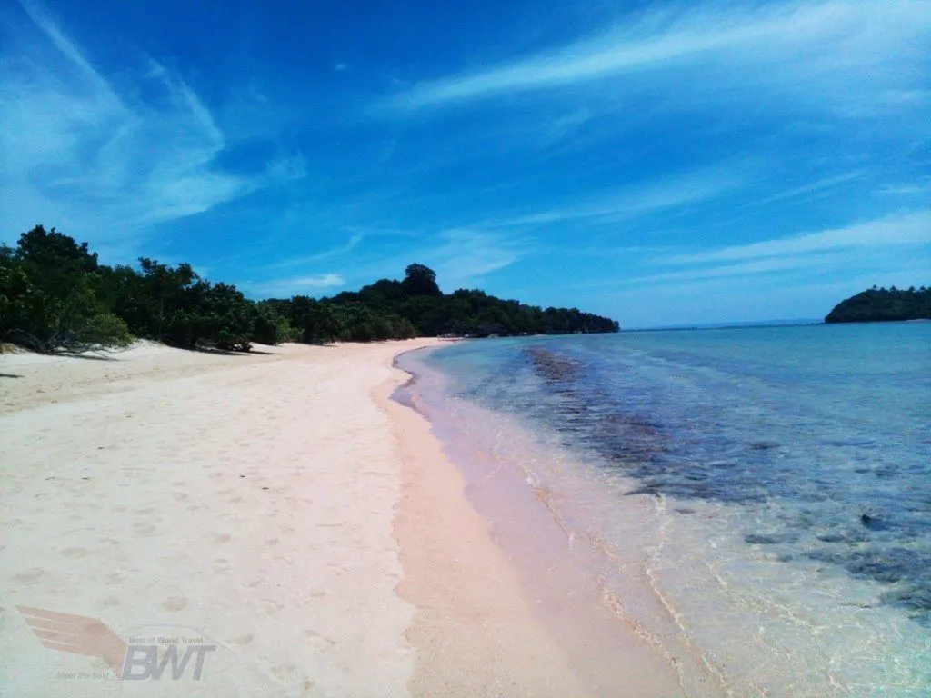 White sandy beach and crystal blue water in the Carmoan Peninsula, Phillipines.