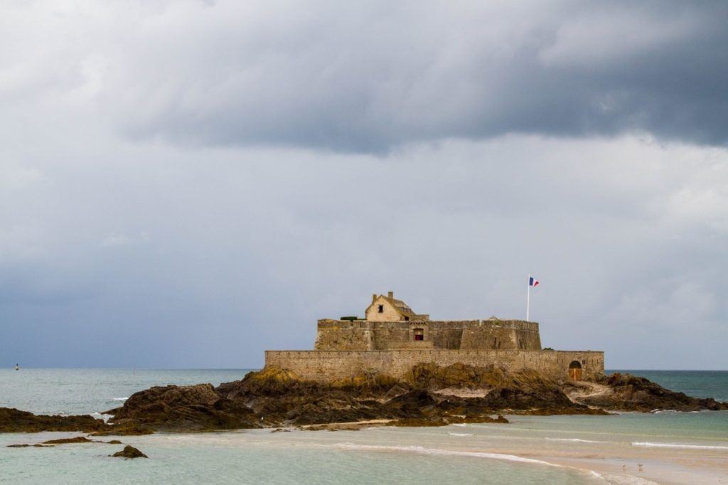 The defensiove structure on Grand Be protects St. Malo.