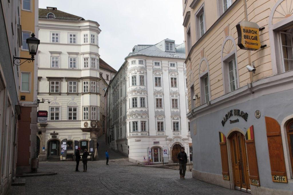 An intersection with baroque buildings in the center of Linz.