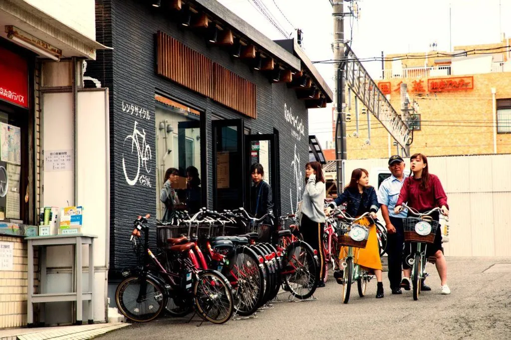 People renting bikes in Kamakura.