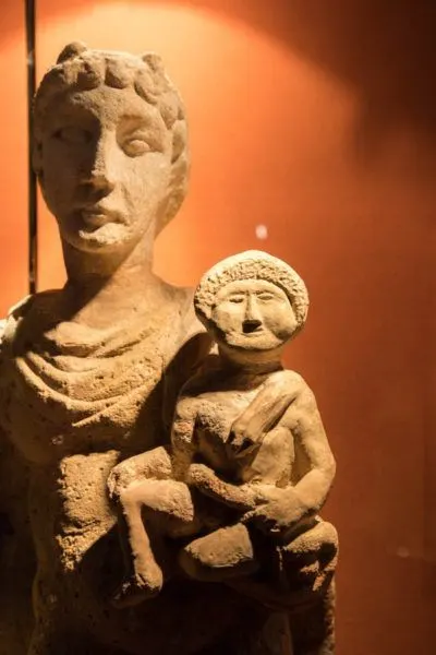 Mom and child statue preserved in the museum of Saalburg.