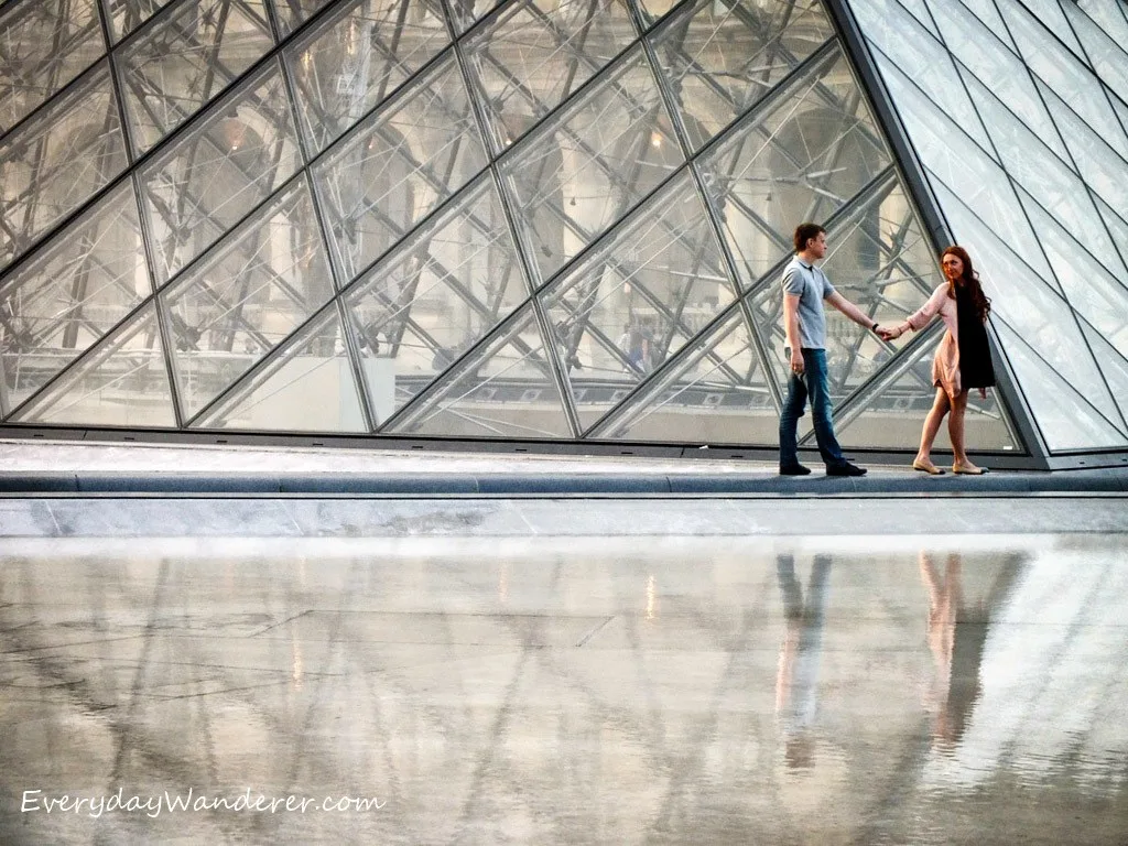 Louvre Lovers holding hands by Everyday Wanderer.