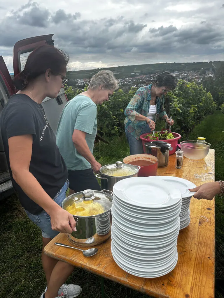 Serving lunch to all the pickers on our vineyard tour.